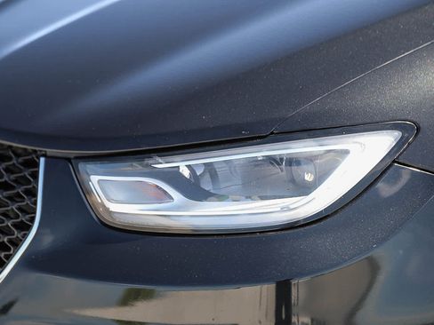 Used 2022 Chrysler Pacifica Touring-L FWD image 8