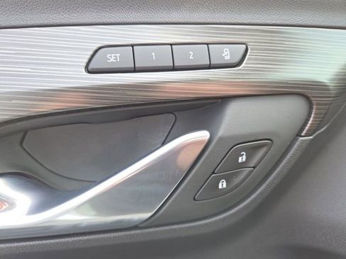 Used 2023 GMC Terrain SLT w/ Tech Package FWD image 10
