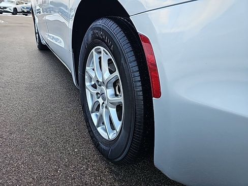 Used 2024 Chrysler Pacifica Touring-L image 39