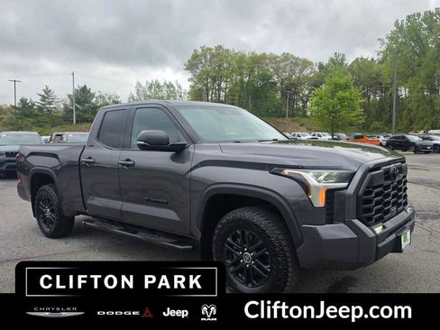 Used 2022 Toyota Tundra SR5 w/ SR5 Premium Package AWD/4WD image 3