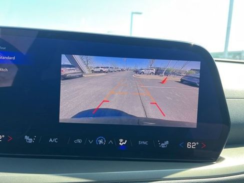 Used 2025 Chevrolet Traverse LT image 23