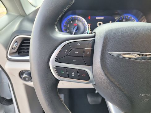 Used 2024 Chrysler Pacifica Touring-L image 21