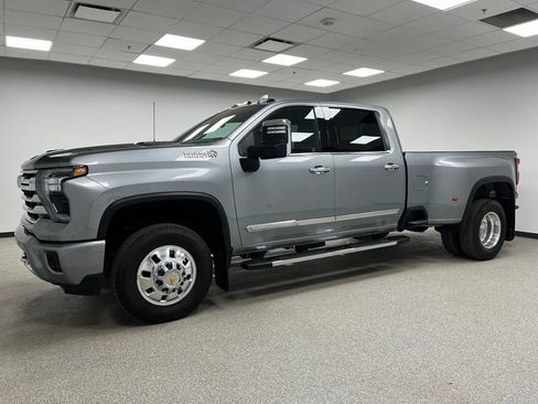 Used 2025 Chevrolet Silverado 3500 High Country w/ High Country Premium Package AWD/4WD image 6