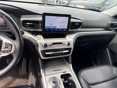 Used 2022 Ford Explorer XLT w/ Equipment Group 202A RWD image 11