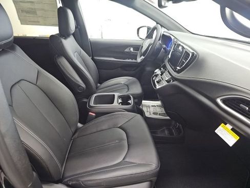 New 2026 Chrysler Pacifica Select image 12