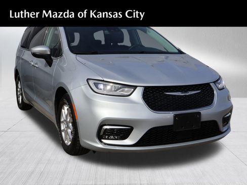 Used 2023 Chrysler Pacifica Touring-L image 1