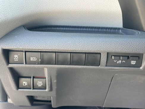 Used 2024 Toyota Sienna XLE image 7