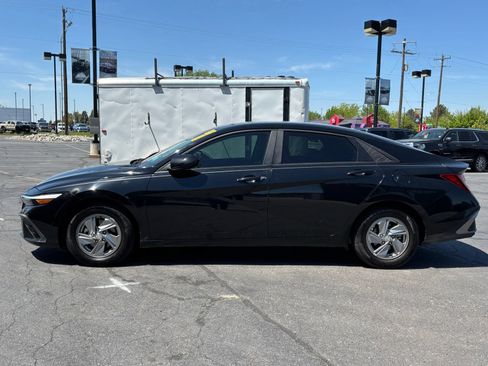 Used 2024 Hyundai Elantra SE FWD image 12