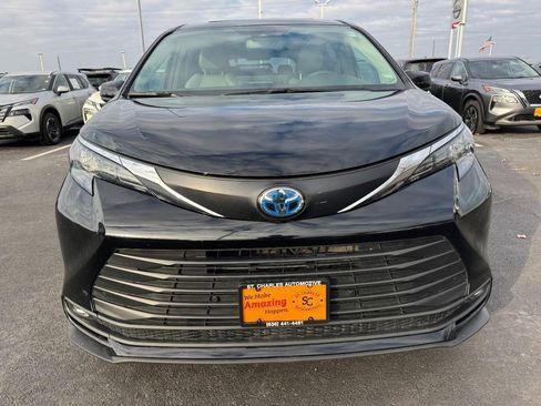 Used 2025 Toyota Sienna XLE image 9