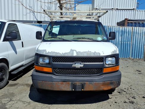 Used 2005 Chevrolet Express 2500 image 2