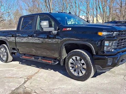 Used 2024 Chevrolet Silverado 2500 Custom w/ Custom Value Package image 2