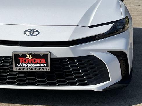 Used 2025 Toyota Camry SE FWD image 8