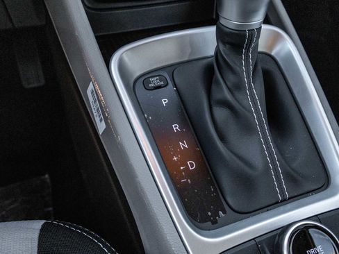 Used 2025 Hyundai Venue SEL image 23