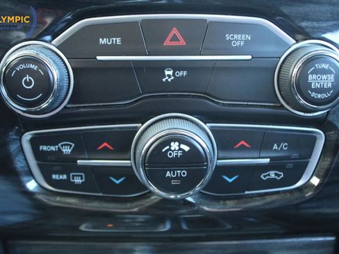 Used 2017 Chrysler 300 Limited image 25