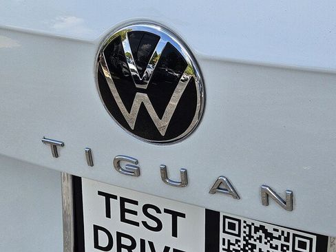 Used 2023 Volkswagen Tiguan SE w/ Panoramic Sunroof Package FWD image 29