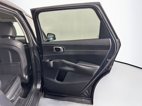 Used 2024 Kia Sorento S image 32