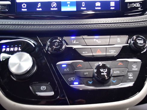 Used 2024 Chrysler Pacifica Touring-L FWD image 30
