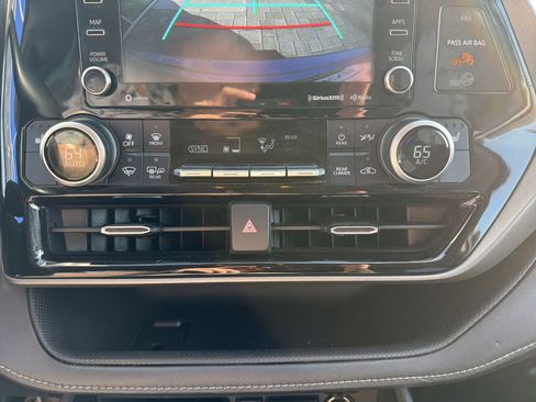 Used 2021 Toyota Highlander XLE AWD/4WD image 15