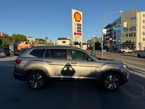 Used 2025 Volkswagen Atlas SE image 4
