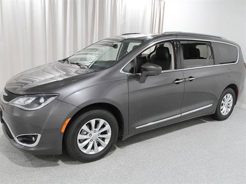 Used 2019 Chrysler Pacifica Touring-L w/ Advanced Safetytec Group image 3