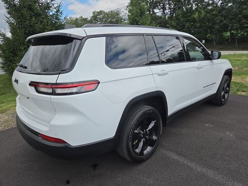 Used 2023 Jeep Grand Cherokee L Laredo AWD/4WD image 17