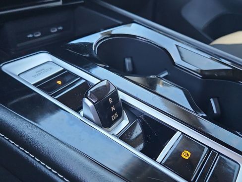 Used 2025 Volkswagen Atlas SE image 19