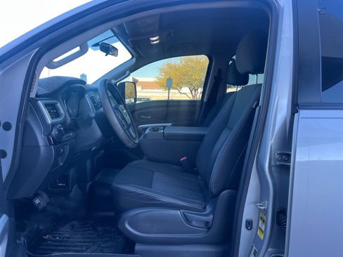 Used 2017 Nissan Titan SV image 14