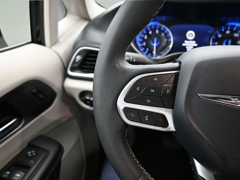 Used 2024 Chrysler Pacifica Touring-L FWD image 13