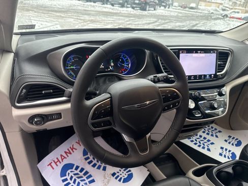Used 2024 Chrysler Pacifica Select image 16