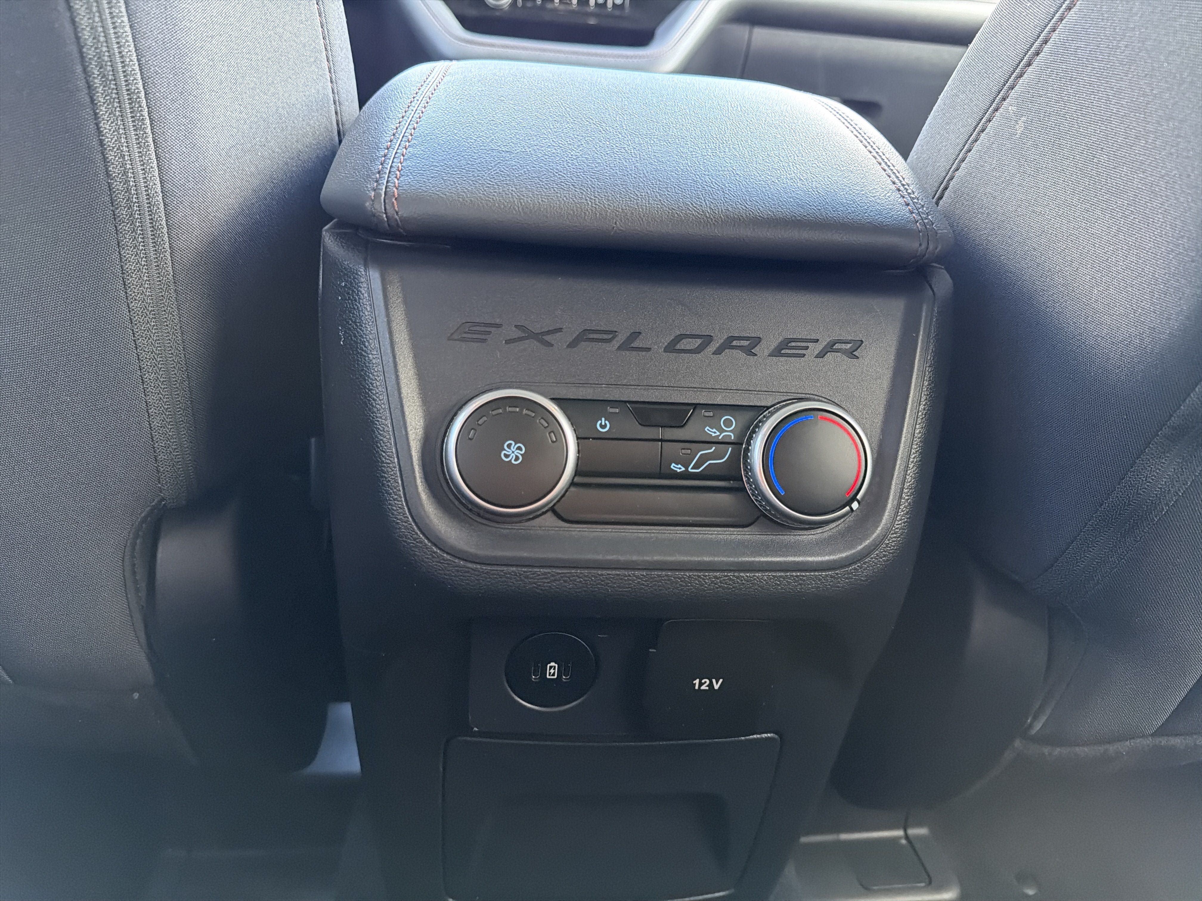 Used 2025 Ford Explorer Active AWD/4WD image 24