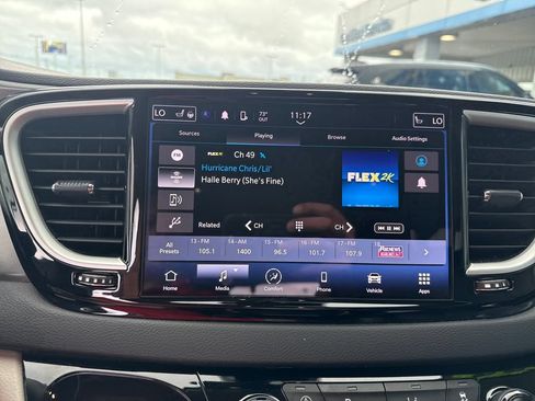 Used 2023 Chrysler Pacifica Touring-L FWD image 21