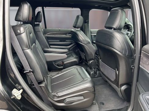 Used 2024 Jeep Grand Cherokee L Limited w/ Luxury Tech Group II image 18