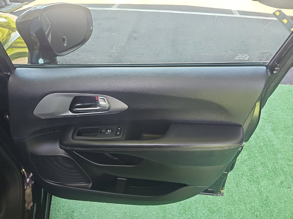 Used 2018 Chrysler Pacifica Touring-L w/ Premium Audio Group FWD image 36