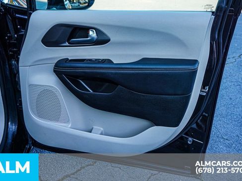 Used 2024 Chrysler Pacifica Select image 61