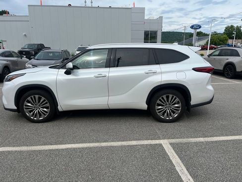 Used 2022 Toyota Highlander Platinum AWD/4WD image 3