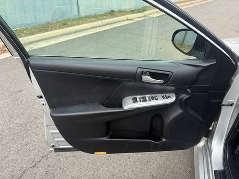 Used 2012 Toyota Camry SE image 12