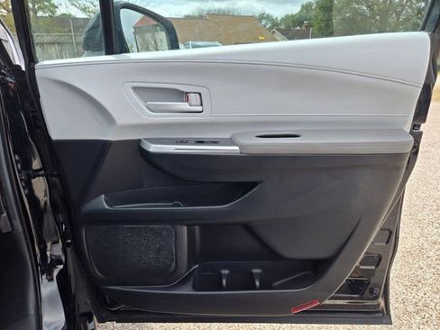 Used 2025 Toyota Sienna LE image 27