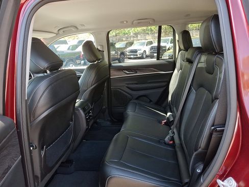Certified 2023 Jeep Grand Cherokee Limited AWD/4WD image 11