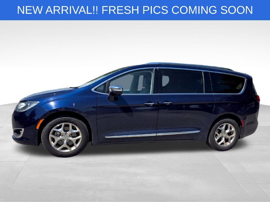 Used 2017 Chrysler Pacifica Limited FWD image 3