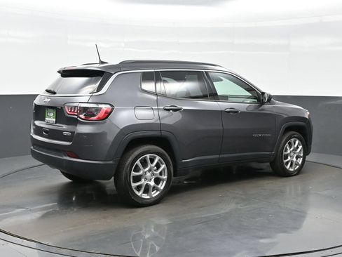 Used 2024 Jeep Compass Latitude AWD/4WD image 8