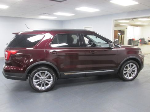 Used 2019 Ford Explorer XLT w/ Equipment Group 202A image 4