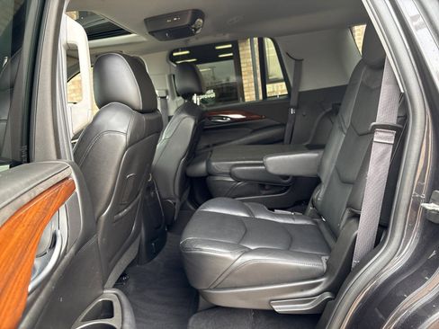 Used 2016 Cadillac Escalade Luxury image 4