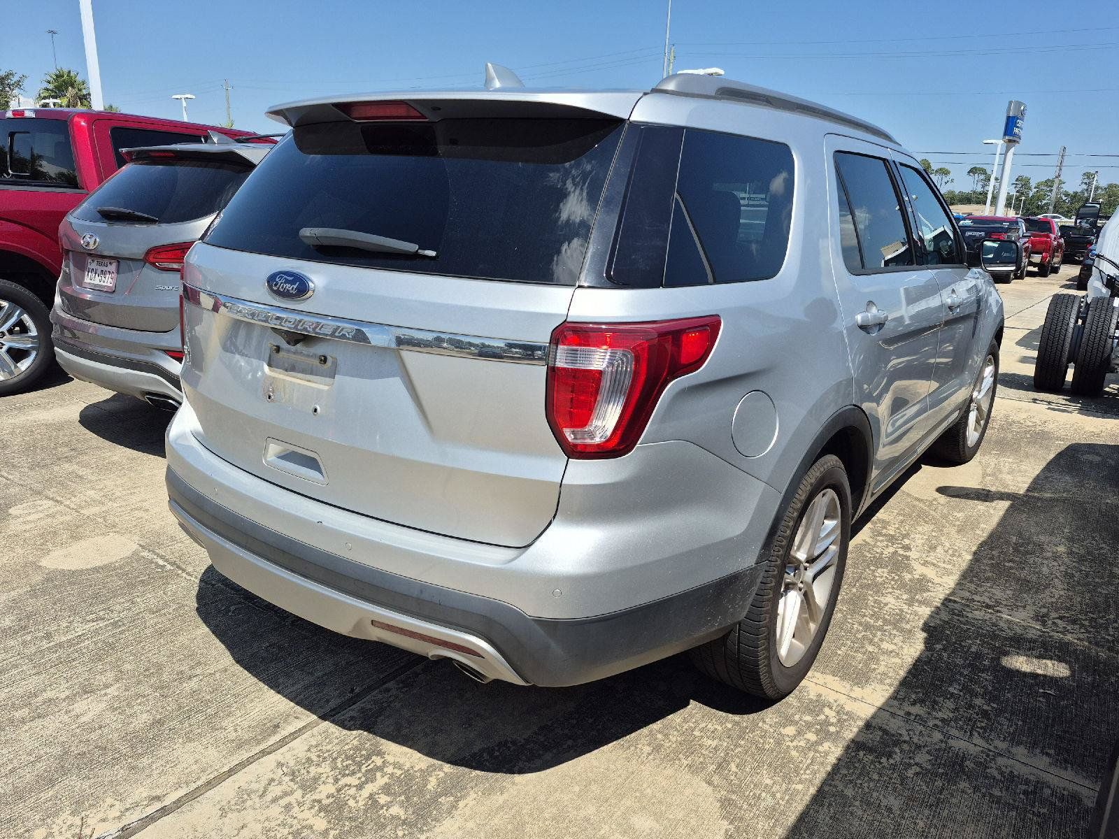 Used 2017 Ford Explorer XLT w/ Equipment Group 202A FWD image 10