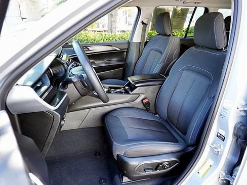 Used 2023 Jeep Grand Cherokee Laredo RWD image 15