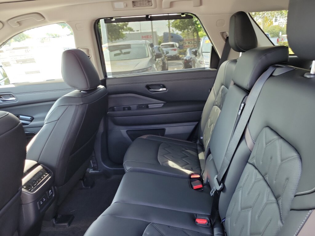 New 2026 Nissan Pathfinder Platinum FWD image 14
