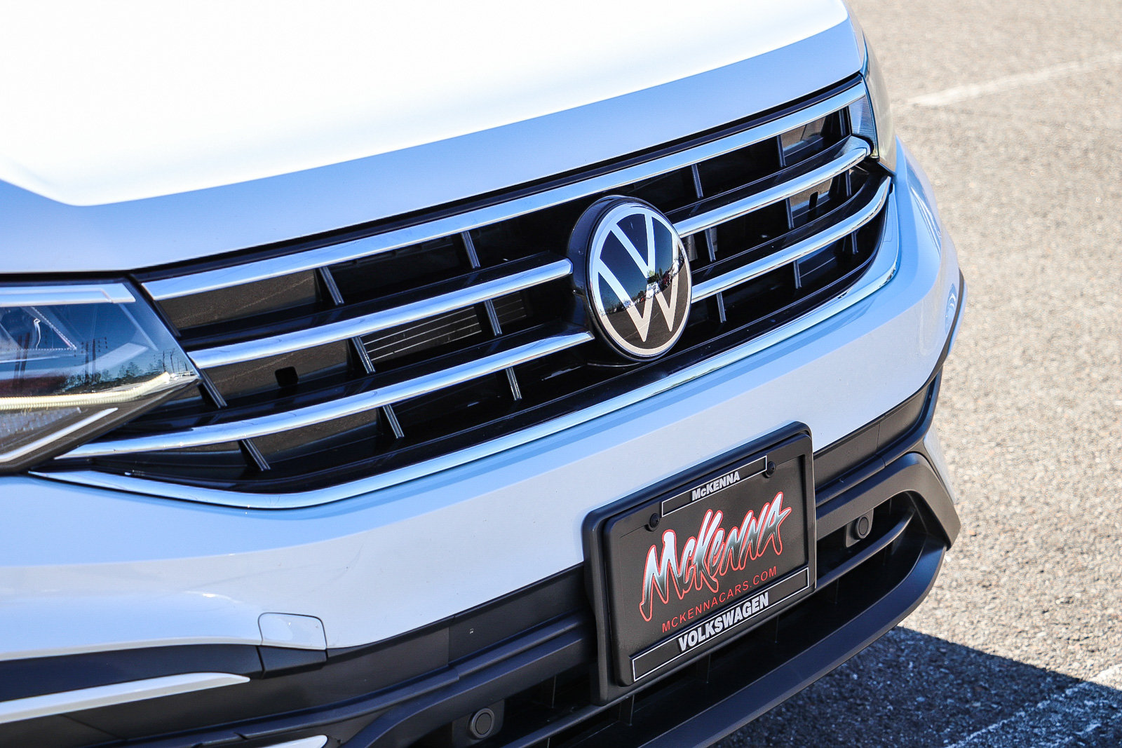 Used 2023 Volkswagen Tiguan SE w/ Panoramic Sunroof Package FWD image 5
