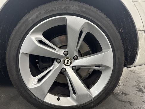 Used 2020 Bentley Bentayga V8 image 32