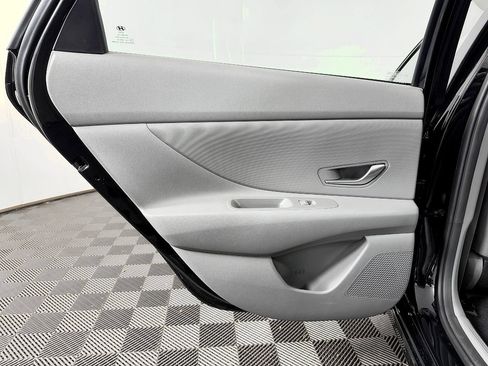 Used 2022 Hyundai Elantra SE FWD image 35