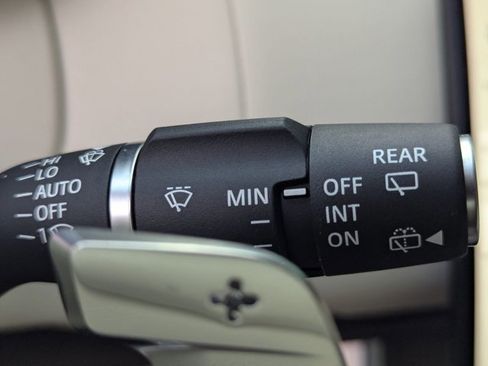 Used 2025 Land Rover Range Rover Long Wheelbase Autobiography image 16