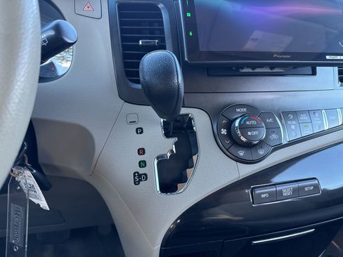Used 2014 Toyota Sienna LE image 22